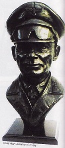 Kaca mata anti-debu plus teropong jadi ciri khas Rommel saat bertugas di Afrika. Kelengkapan tadi sekaligus menandakan Ia selalu berada di garis depan memimpin langsung gerak maju pasukannya. Lambang Afrika Korps (DAK)