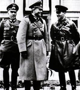 RUSIA-Guderian (tengah) sedang berbincang-bincang degnan seorang perwira Rusia, Brigadir S. Krivoshein saat menyaksikan parade militer di Bern. Parade ini digelar setelah Jerman menggelar invasi ke Polandia