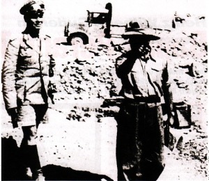 Rommel bercelana pendek memeriksa pasukan di El Alamien, Agustus 1942