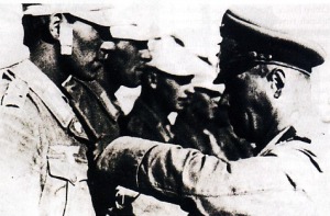 IRON CROSS - Rommel menyematkan bintang jasa Iron Cross 2nd pada salah seorang prajurit DAK, 31 Agustus 1942