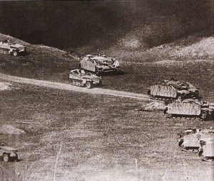 HARI PERTAMA - Armada lapis baja dari Leihstandarte Division bergerak menusuk lambung pasukan 151st Guards Rifle Regiment Soviet pada hari pertama Battle of Kursk. Pasukan Jerman ini dilengkapi dengan ranpur Sd Kfz 251 dan pemusnah tank StuG III