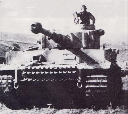 TIGER -Tank PzKpfw VI Tiger I milik satuan lapis Baja 2nd SS Panzergrenadier Division Das Reich dalam pertempuran Kursk. Divisi ini dipimpin oleh perwira SS (M-Gruppenfuhrer) Walter Kruger dan merupakan satuan terkuat dari tiga satuan lapis baja SS yang digelar Jerman.