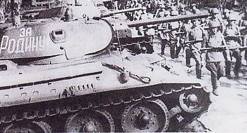 Barisan Infanteri Soviet dengan SMG PPSh bergerak menuju garis depan Kursk. Pada tampak depan adalah tank Soviet T-34/76. Pda bagian kubah tank terdapat tulisan yang berarti ”untuk ibu pertiwi” (for motherland)
