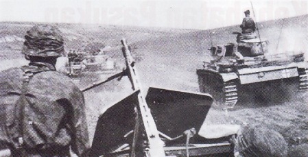 SS PANZER – Foto jaerak dekat menggambarkan pergerakan satuan lapis baja SS menuju garis depan. Fotografer berada di atas ranpur angkut personel Sd. Kfz 251. Sementara di sebelah kanan adalah tank Pz Kpfw II.