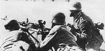 Tim senapan mesin Jerman sedang mengamati kondisi garis depan. Senapan mesin yang dipakal adalah dari jenis MG 34 dengan fasilitas teropong plus dudukan tripod. M834 merupakan senapan mesin standar bagi pasukan darat Jerman selama PD II dengan kemampuan daya sembur peluru antara 800 sampai 900 peluru permenit 