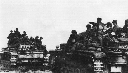 SS-Pasukan Waffen-SS menumpang tank Pz Kpfw III. Sampai Juli 1943 satuan Watten SS berkembang menjadi satuan yang sangat kuat dengan komposisi tiga divisi serta diperkuat oleh 390 unit tank plus 104 unit meriam serang (assault gun) 