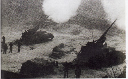 Tank-tank Sekutu membalas serangan Korut setelah pads awal perang, pasukan AS dan Korsel dipukul mundur dari kawasan Chorwon. Ribuan peluru meriam Howitzer dan artileri ditembakkan oleh satuan 936th Field Artillery Battalion dalam operasi serbuan yang berlangsung sepanjang hari
