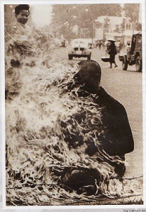 Seorang Pendeta Budha memprotes perang Vietnam