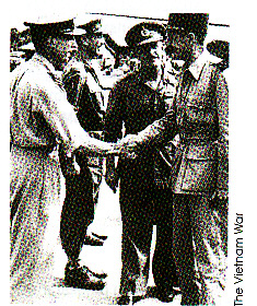 Jenderal Gracey menyambut komandan French Expeditionary Corps, Jenderal Leclerc di Saigon, 5 Oktober 1945