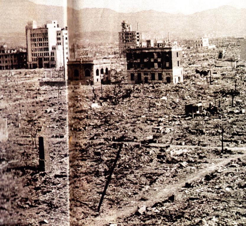 Сколько людей погибло хиросима нагасаки ядерный взрыв. Хиросима и Нагасаки до и после взрыва. Город Нагасаки после взрыва. Хиросима и Нагасаки до и после.